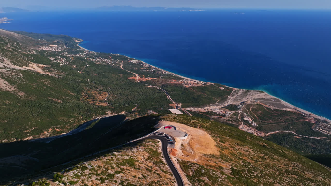 авиационная съемка панорамной точки зрения ллогара, золотой час в албании