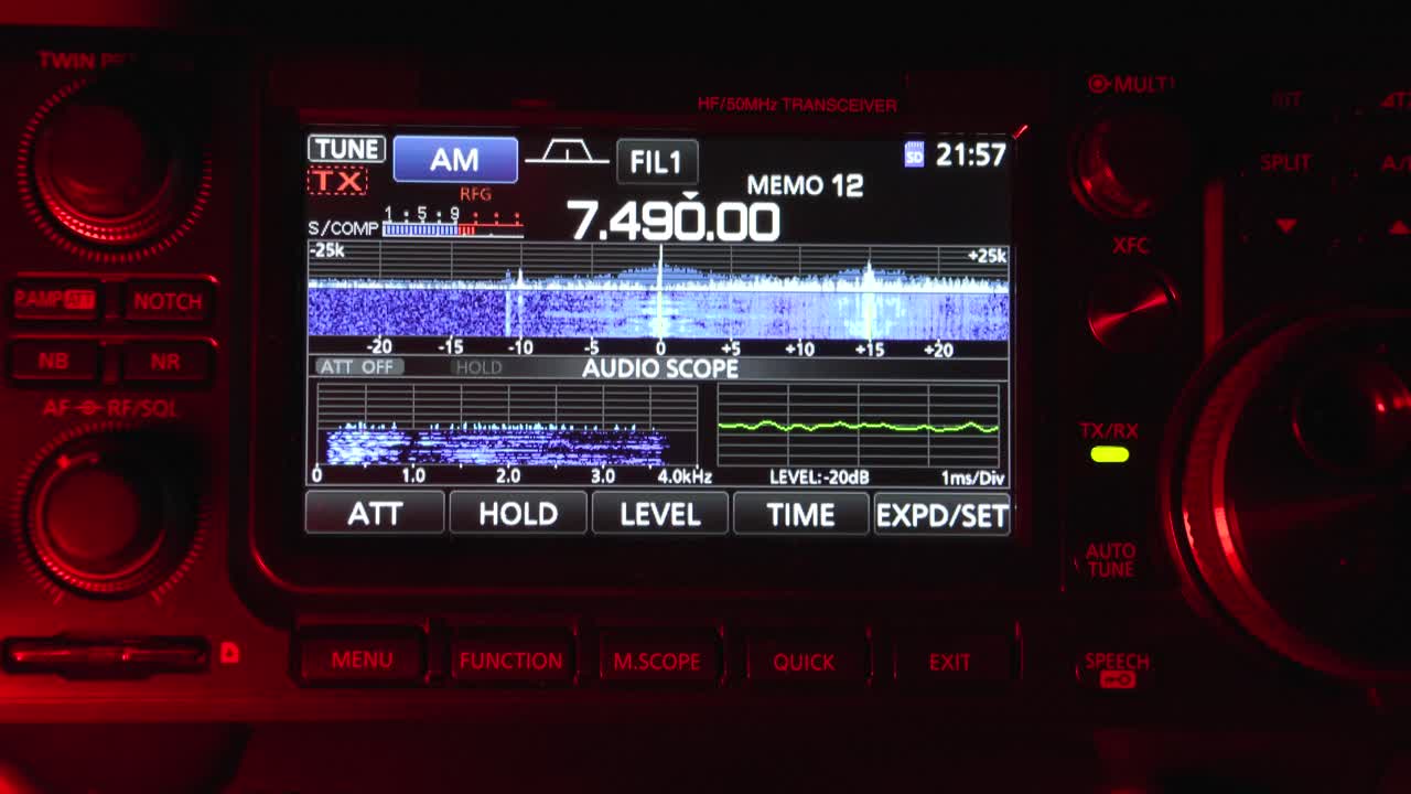 단파 또는 아마추어 라디오 햄을 듣는 것
