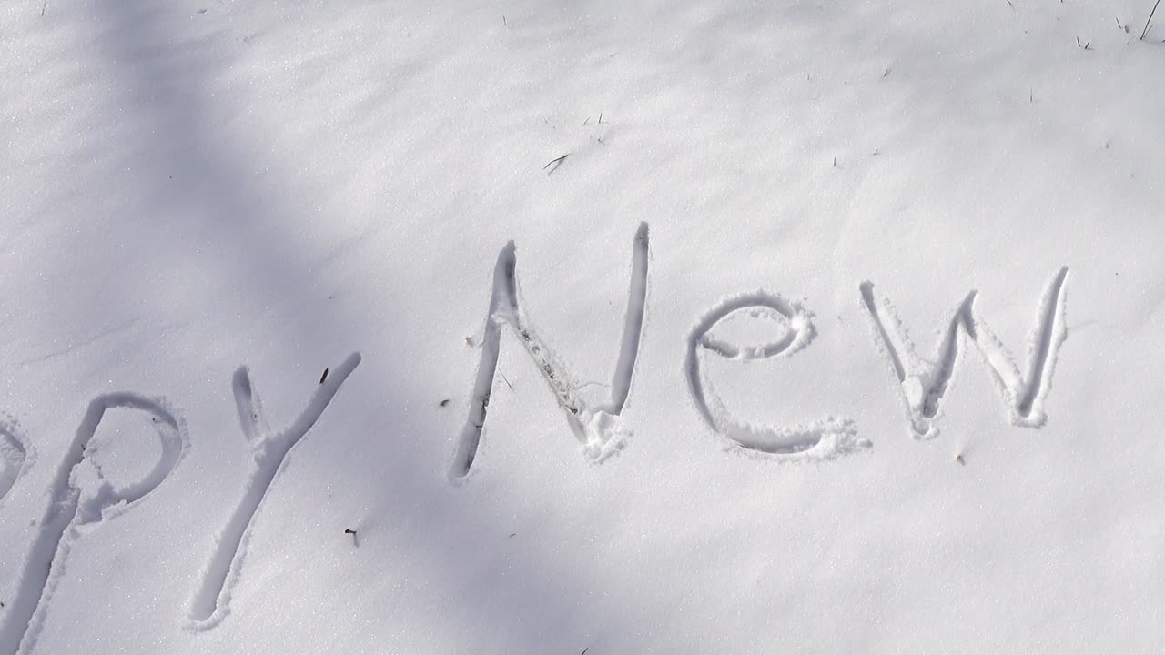 Inscriptie van gelukkig nieuwjaar in de sneeuw. Opname in de winter.