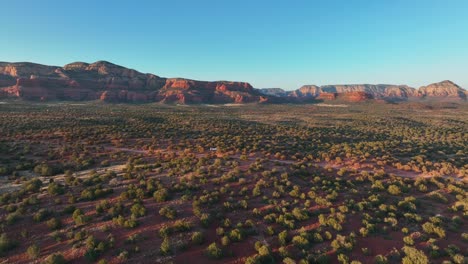 Arbustos-En-El-Paisaje-Del-Desierto-Rojo-De-Sedona-En-Arizona-Al-Atardecer---Toma-Aérea-De-Drones