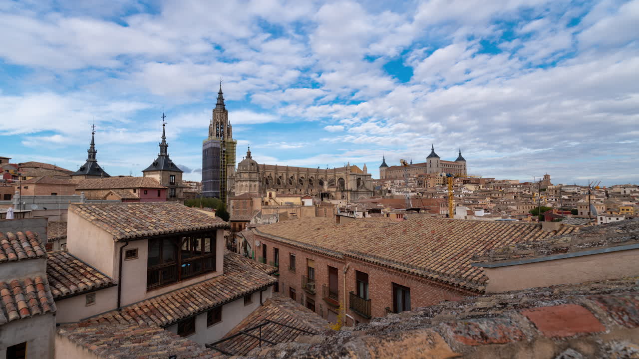 Timelapse Toledon kaupunkikuvasta ja katedraalista Toledon keisarillisessa kaupungissa, Espanjassa