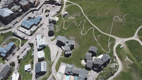 Aerial-drone-shot-tilting-up-to-reveal-the-epic-scenery-and-snow-capped-alpine-mountains-which-surrounds-the-beautiful-Lac-de-Tignes-at-Tinges-ski-resort-in-Savoie,-France