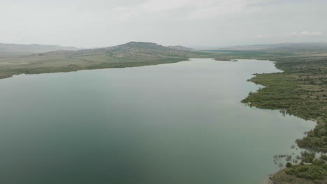 Embalse-Del-Lago-De-Agua-Dulce-Dalis-Mta-En-Neblina-Nublada,-Georgia