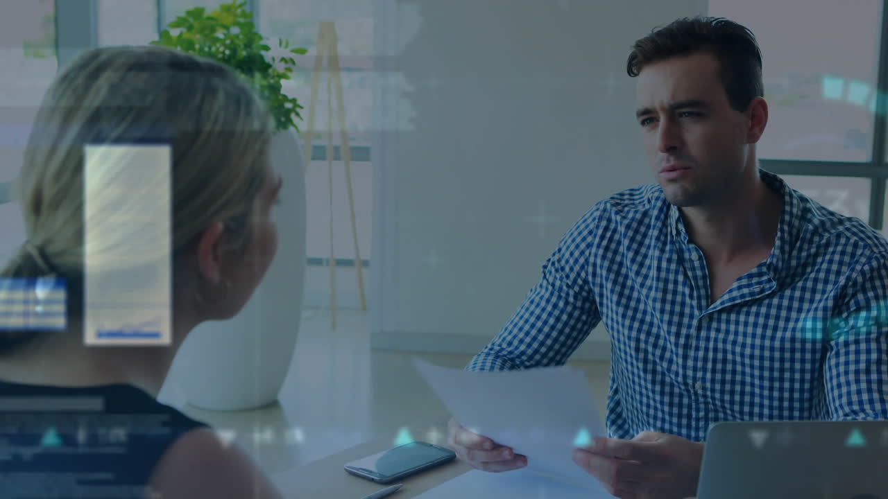 animación de personas de negocios de todo el mundo usando computadora portátil en la oficina