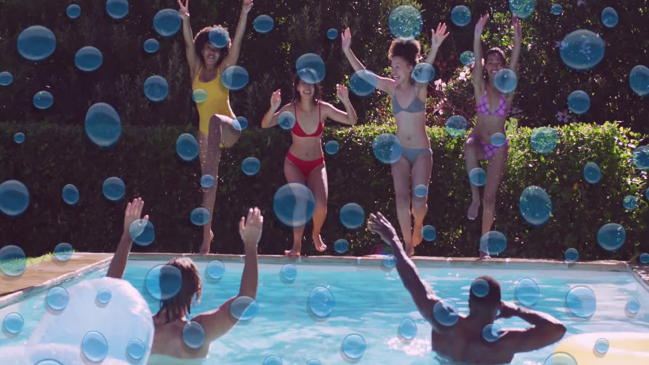 2人の男性とプールにジャンプする女性の幸せな多様なグループの上に青い泡のアニメーション