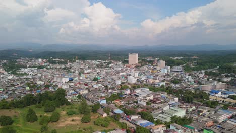 Ciudad-De-Betong-En-El-Sur-De-Tailandia,-Cerca-De-La-Frontera-Con-Malasia,-Rodeada-De-Montañas,-Distrito-De-Betong,-Provincia-De-Yala,-Hermosa-Vista-Aérea-Amplia