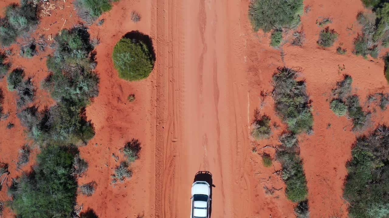 4wd 차량이 모래 길에서 카라반을 견인하고 있습니다.