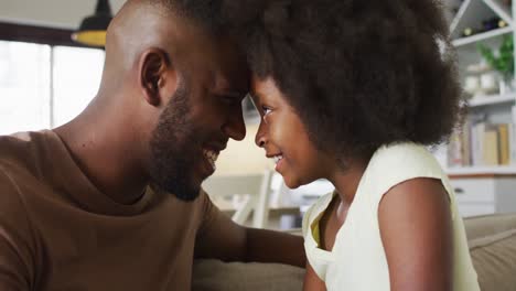 Afroamerikanische-Tochter-Und-Ihr-Vater-Berühren-Köpfe-Und-Lächeln-Einander-An
