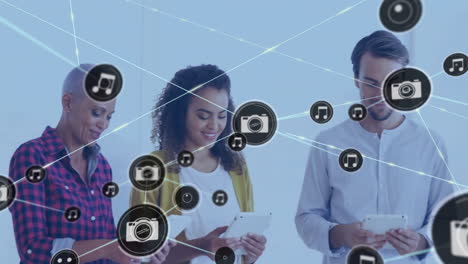 animación de la red de conexiones con iconos de cámara sobre diversas personas de negocios con tabletas
