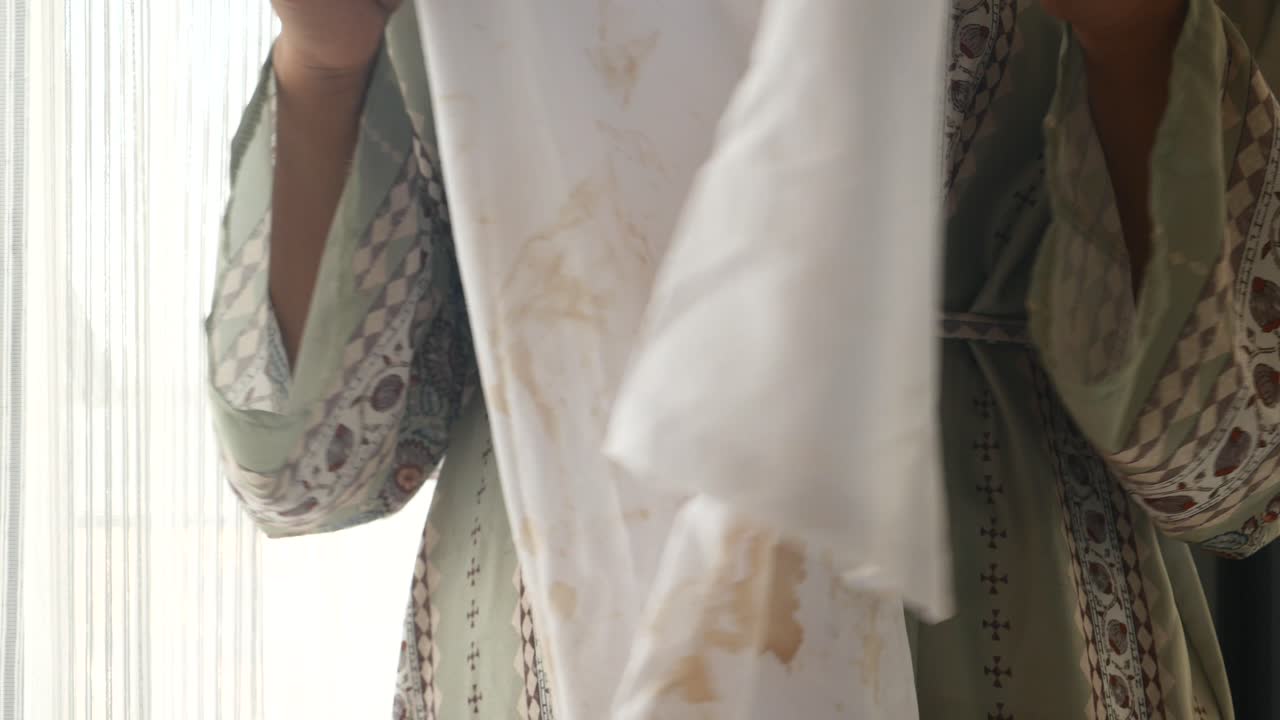 커피 얼룩이 있는  셔츠