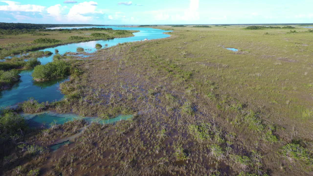 Vista aerea della Laguna di Bacalar Cenote, bellezza naturale del Quintana Roo, Messico