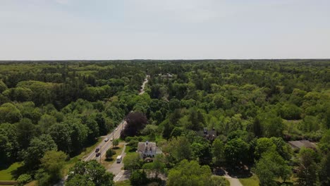 Tire-Hacia-Atrás-Drone-Aéreo-Disparó-Sobre-El-Bosque-En-Urbanización-Suburbana,-América