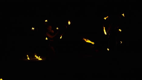actuación de malabaristas de fuego por la noche