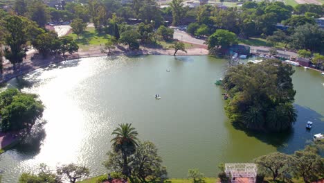 Vista-Aérea-Del-Lago-Rosedal-En-Palermo-En-Un-Día-Soleado,-Actividad-Recreativa,-Buenos-Aires,-Argentina