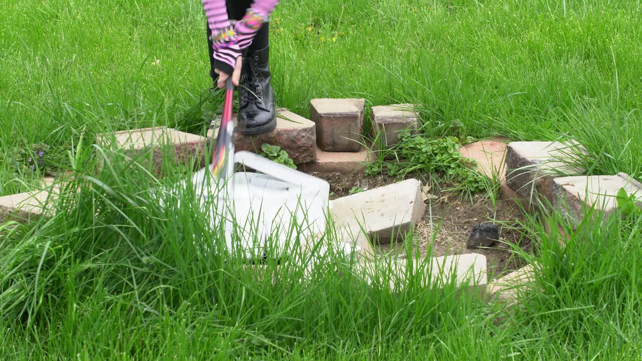 익명의 젊은 성인 여성이 야구 타격으로 프린터 기술을 파괴합니다.