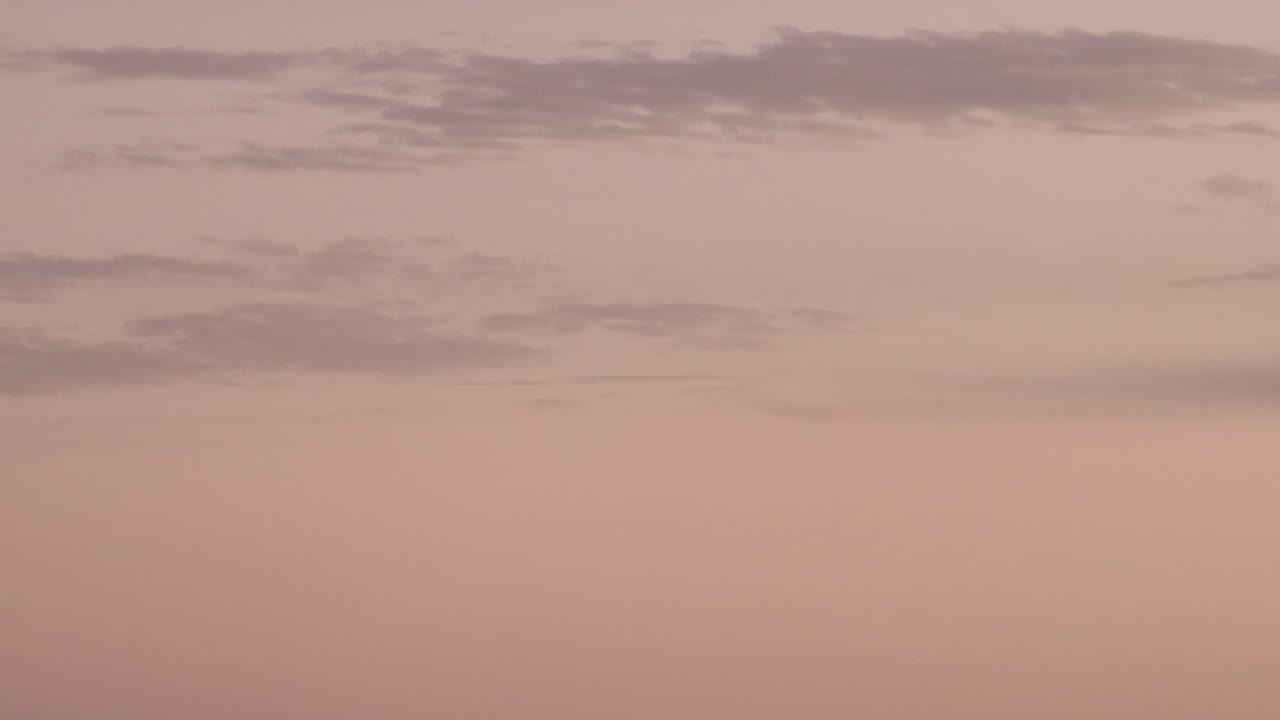 un cielo sereno de puesta de sol con nubes esparcidas