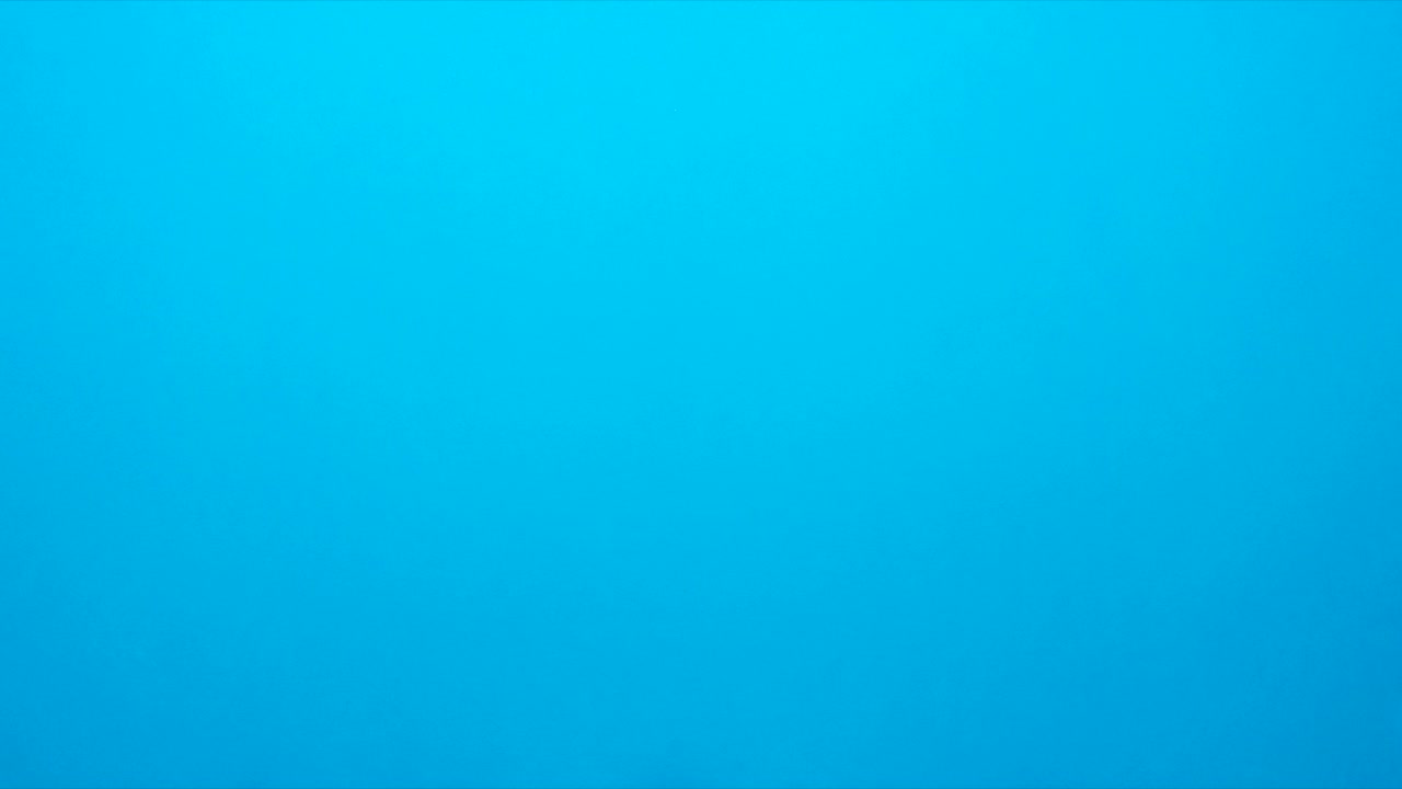 conjunto de cosméticos para mujeres en fondo de papel azul, vista superior stop motion animación time-lapse