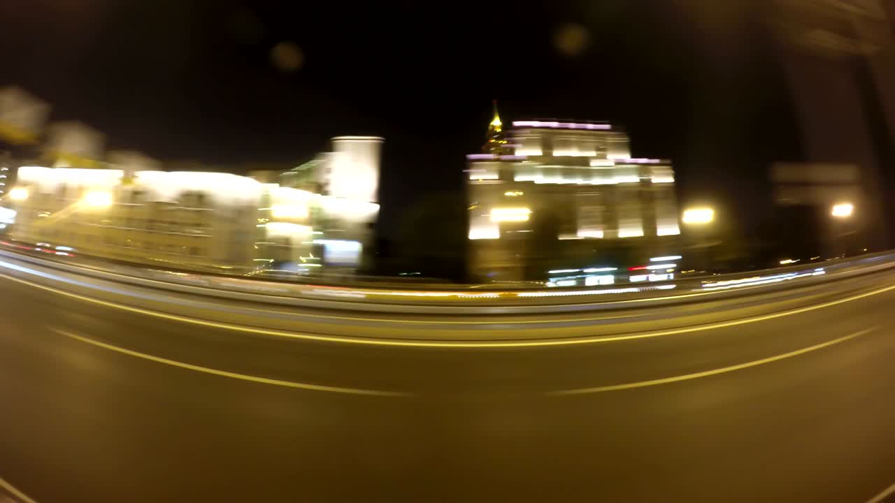 Timelapse notturno di guida veloce in città, vista laterale, in loop