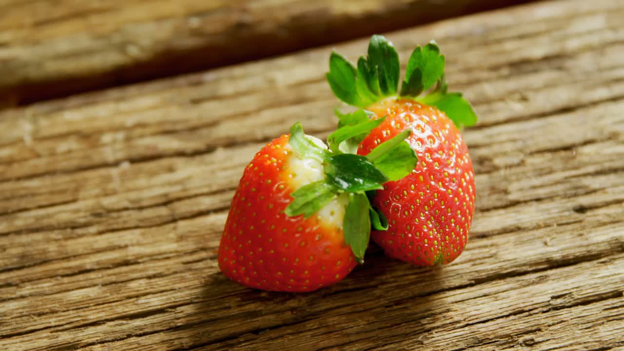 fresas colocadas en una superficie de madera 4k 4k