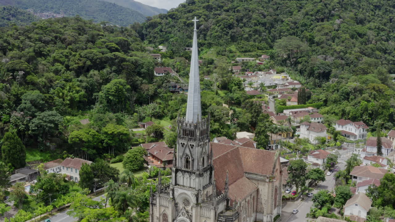 toma aérea de la catedral y la ciudad de petrópolis, brasil