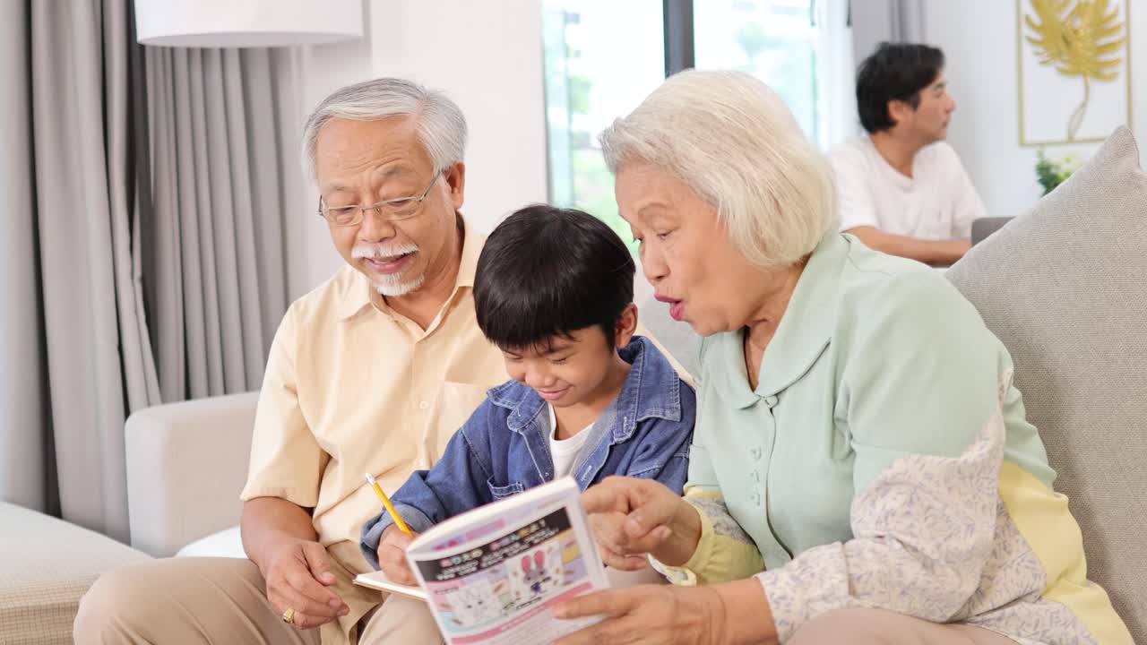 明るい日差しが差し込む暖かい家庭で、年配の夫婦と子供が一緒にソファで読書をしている様子。