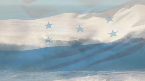 Digitale-Komposition-Der-Wehenden-Honduras-Flagge-Gegen-Wellen-Im-Meer