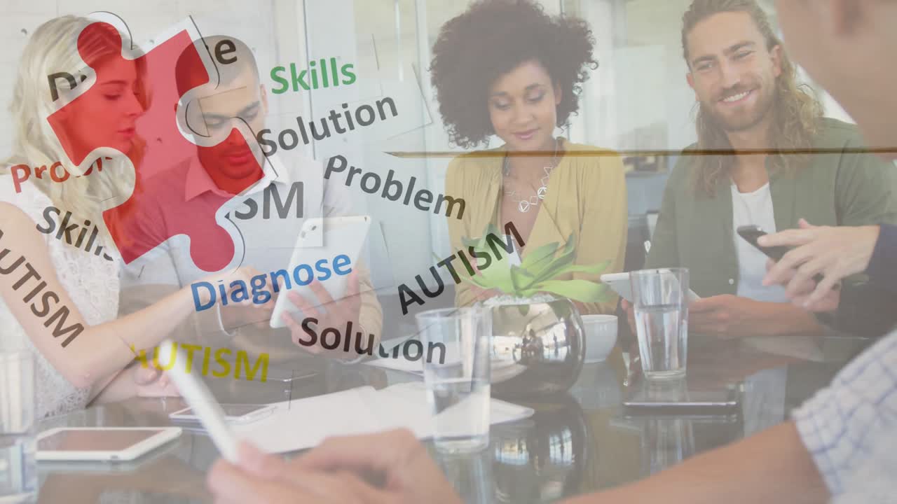animación de piezas de rompecabezas coloridas y texto de autismo sobre colegas de trabajo usando tableta