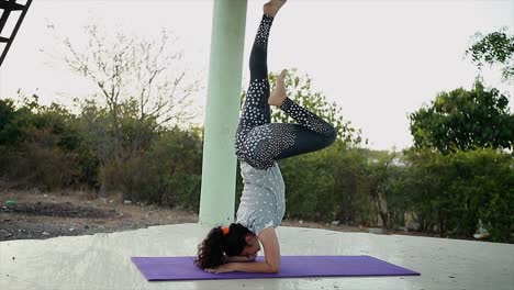 Junge-Frau-Beim-Yoga,-Yoga---Neue-Waldgesundheit---Freizeit