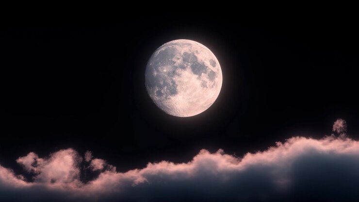 Lua Cheia Impactante Iluminando Nuvens no Céu Noturno Escuro