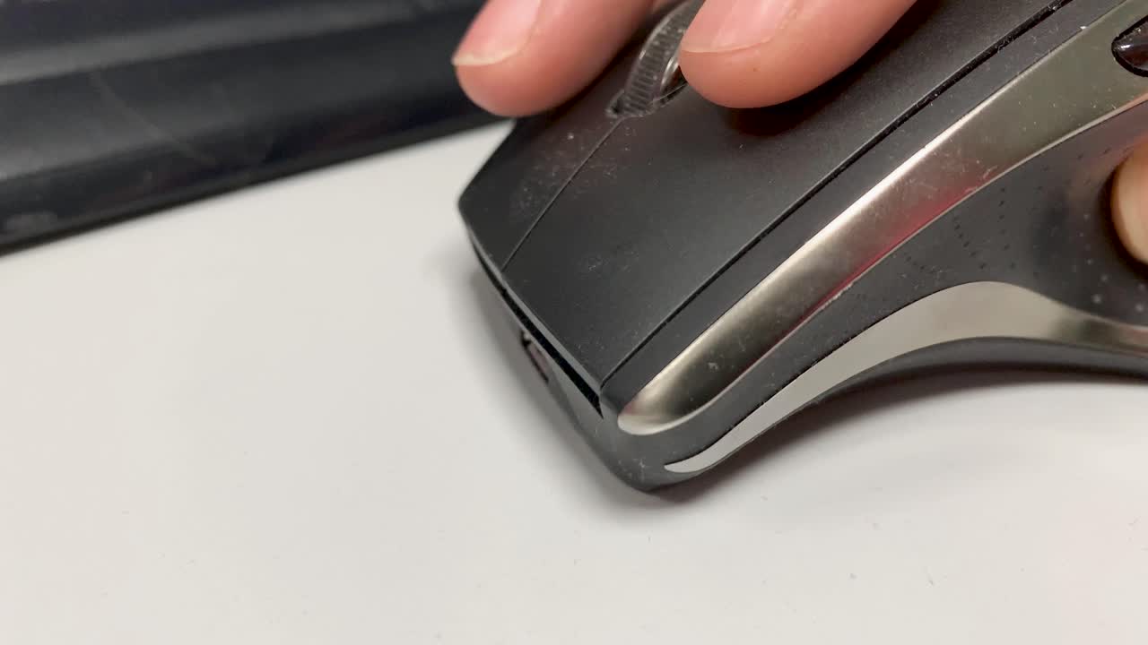 mano masculina usa un mouse de computadora en una oficina en primer plano