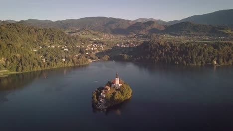 Vista-Aérea-Del-Lago-Bled-Con-Bote-De-Remos-En-Segundo-Plano.