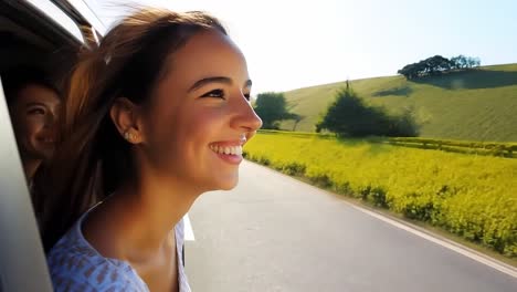 vrouw glimlacht en geniet van een road trip met vrienden.