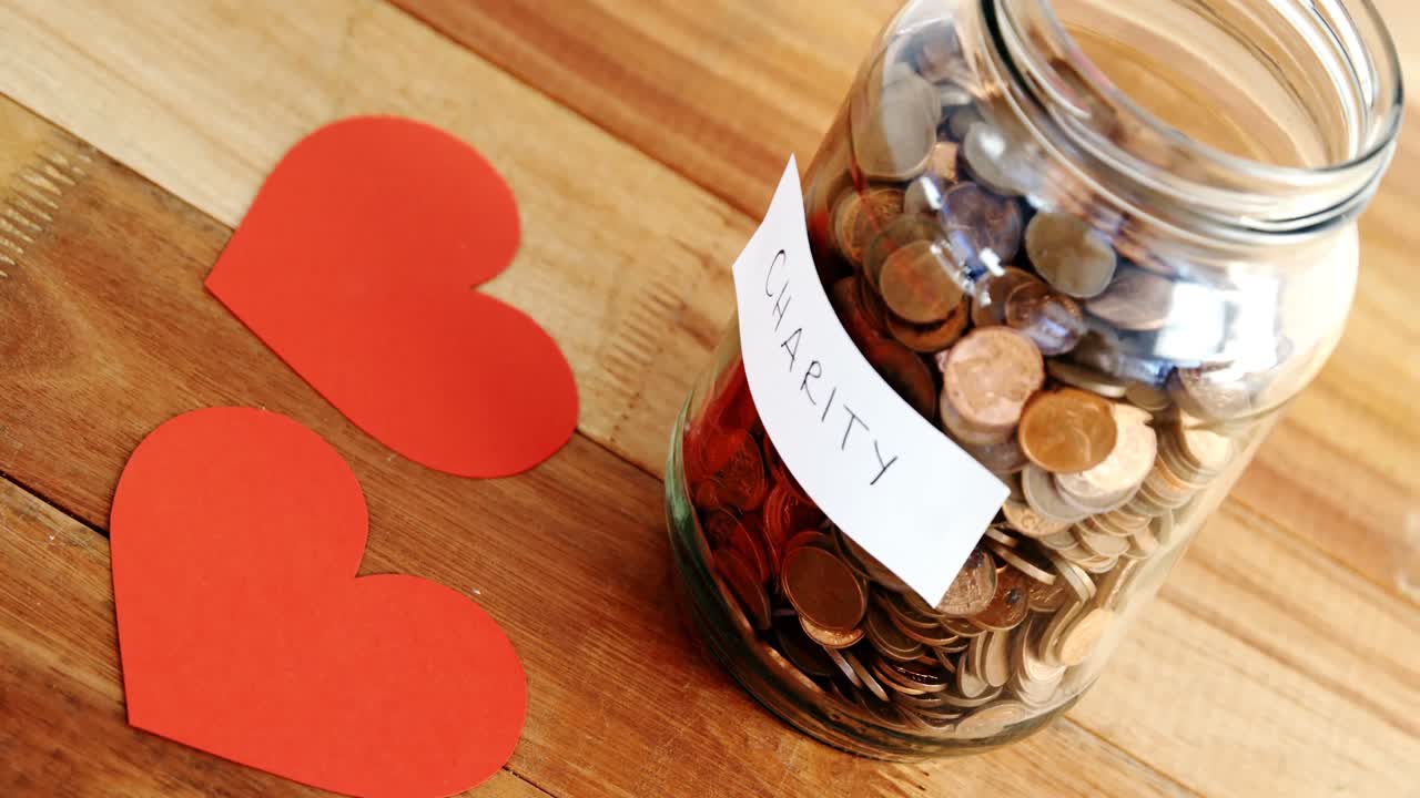 병 과 심장 에 있는 동전 들 의 클로즈업