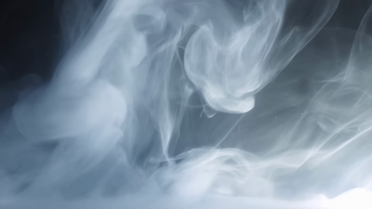 Etereo fumo bianco che volteggia su sfondo scuro