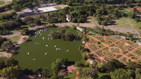 tomada en órbita del parque rosedal y los lagos de palermo en la ciudad de buenos aires