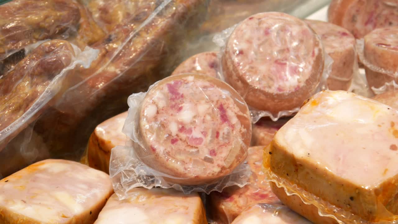 primer plano de un músculo envasado en un departamento de carne y la mano de un cliente masculino lo toma