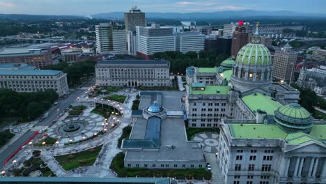 Vista-Lateral-Del-Edificio-Del-Capitolio-En-Harrisburg-Pennsylvania-Y-Paisaje-Urbano-Al-Amanecer