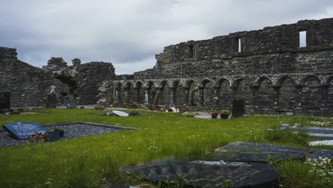 Bewegungszeitraffer-Der-Mittelalterlichen-Ruine-Der-Abtei-Von-Creevelea-In-Der-Grafschaft-Leitrim-In-Irland-Als-Historisches-Wahrzeichen-Und-Friedhof-Mit-Dramatischen-Wolken-Am-Himmel-An-Einem-Sommertag