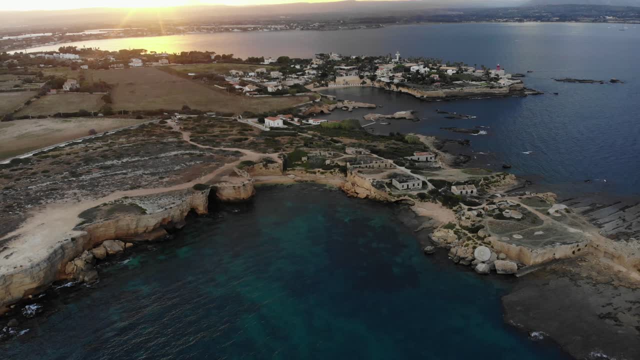 imagen reveladora de punta della mola en sicilia con una increíble puesta de sol, desde el aire
