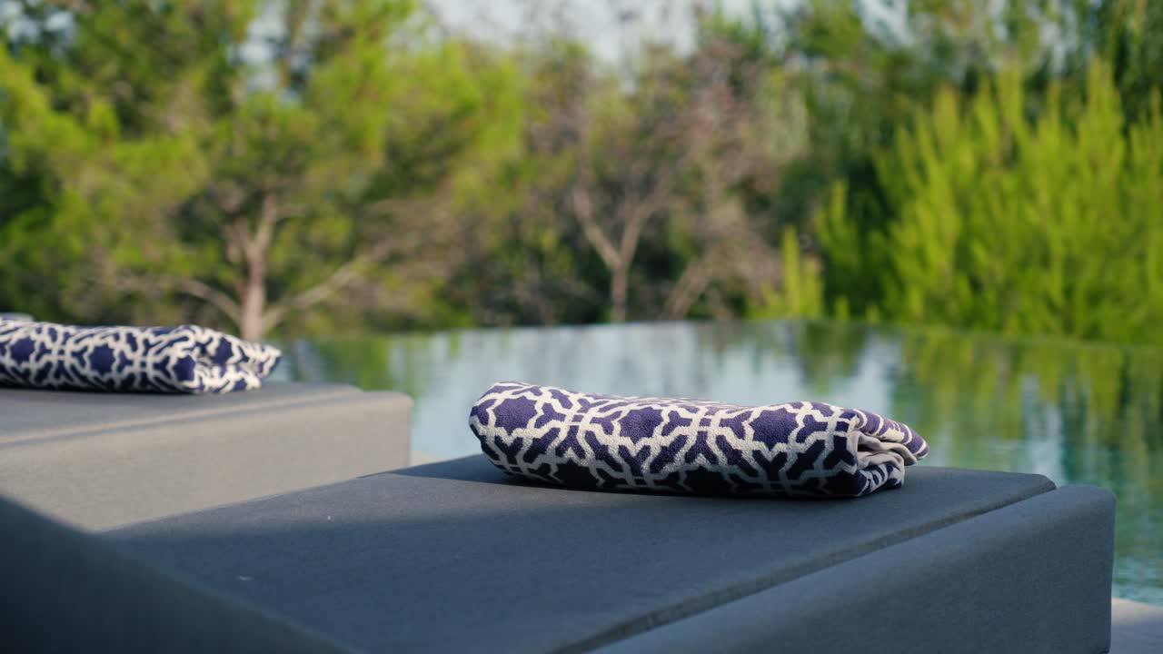 disparo en órbita lenta de sillas de sol en el lado de una piscina de villa en francia