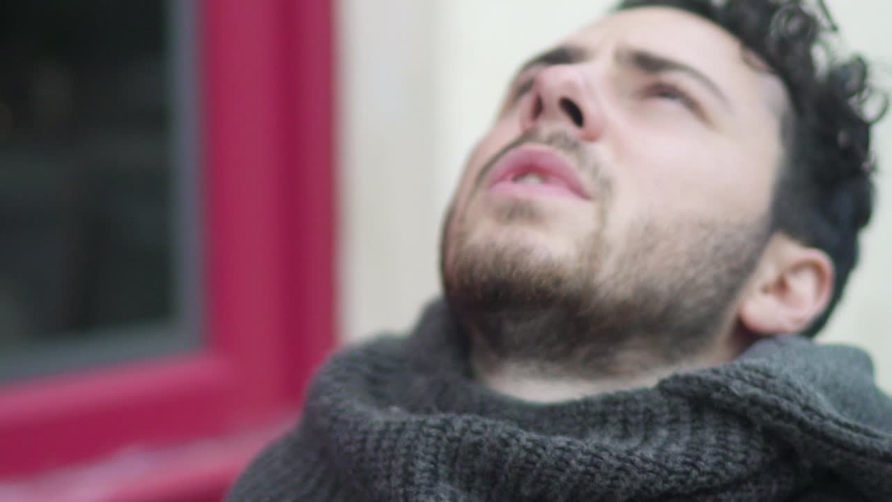 Uomo depresso seduto in un caffè, sentendosi turbato, preoccupato e pensando a cose negative