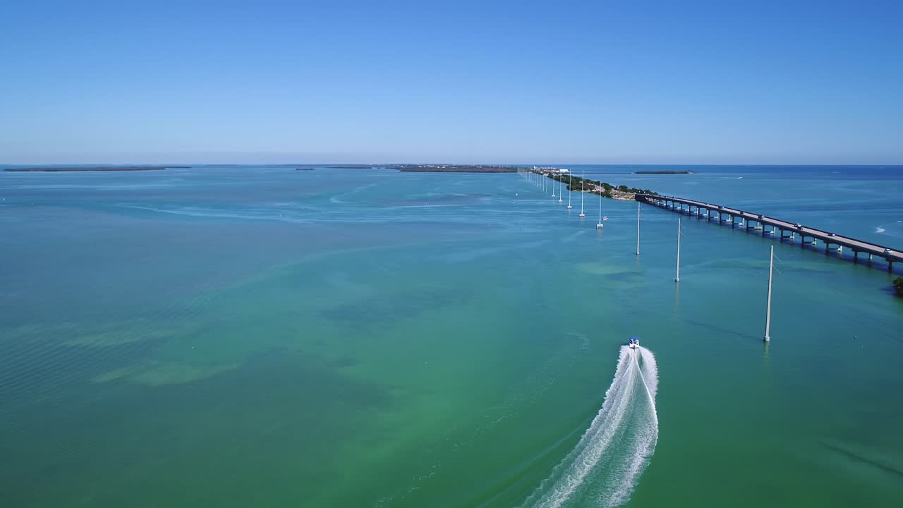 플로리다 키스 를 가로질러 급속 히 달리는 배 의 공중  ⁇ 보기