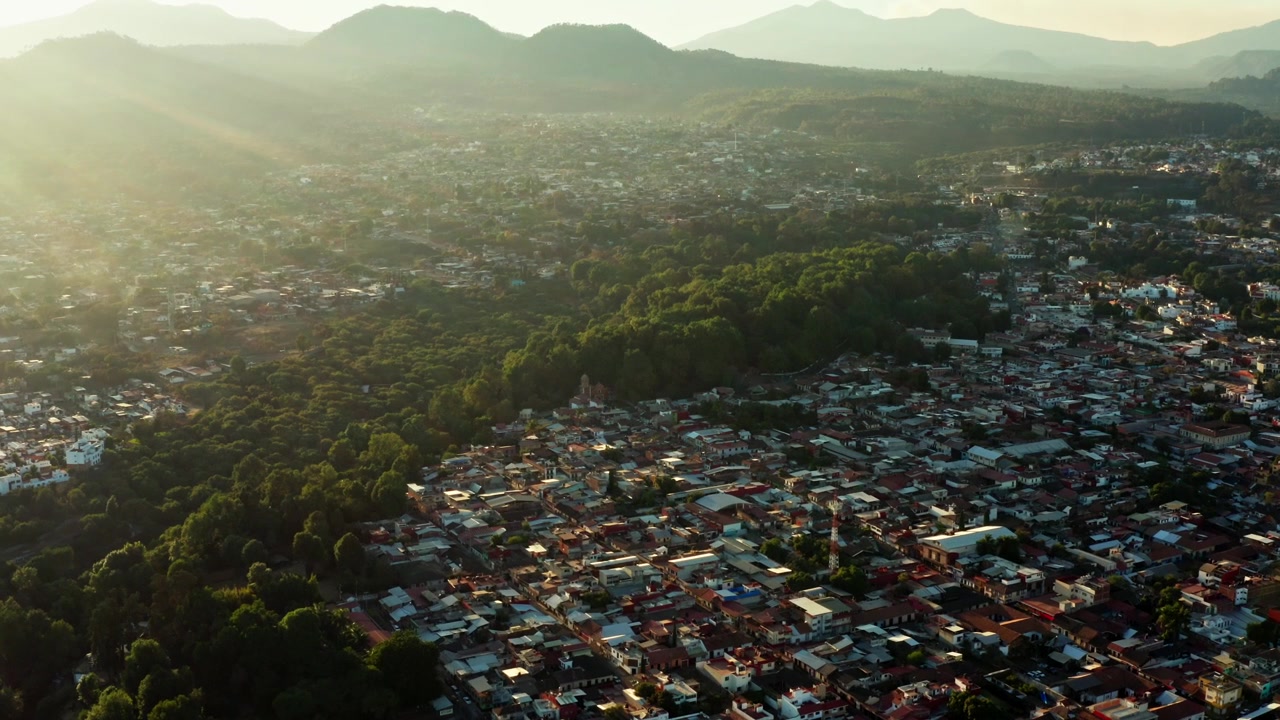 Ripresa con drone di Uruapan, Parco Nazionale del Michoacán, al tramonto.