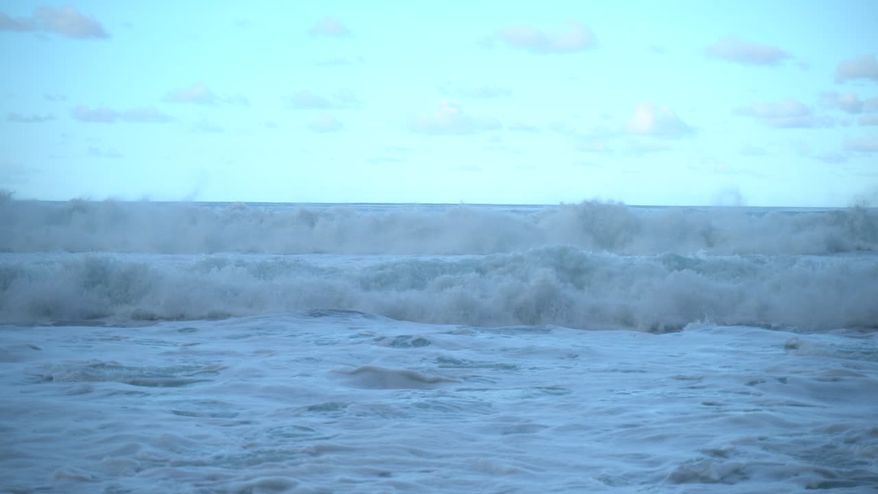 포르투갈 마데이라 섬의 북쪽 해안에 부서지는 파도