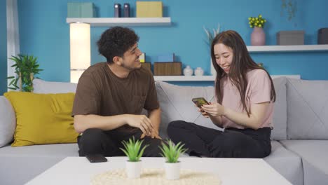 los jóvenes amantes bailan divertidos y divertidos.