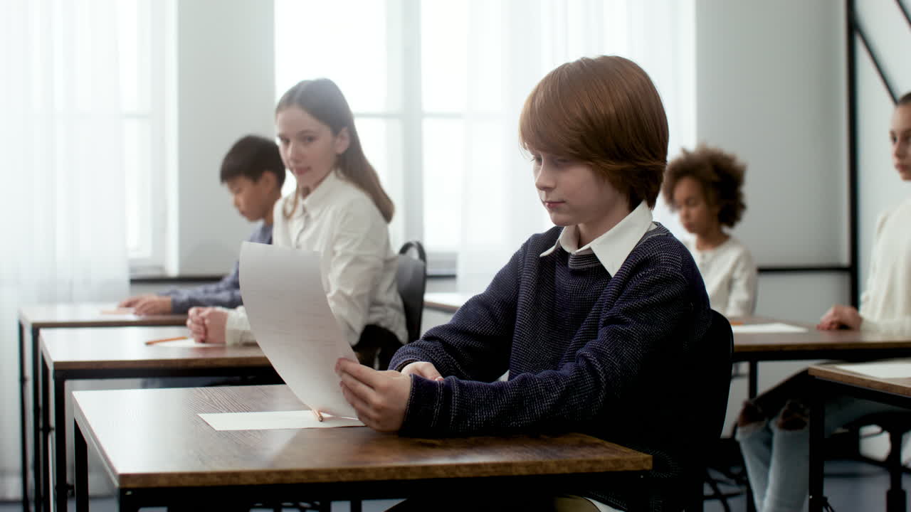 рыжеволосый ребенок в школе