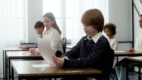 Niño-Pelirrojo-En-La-Escuela