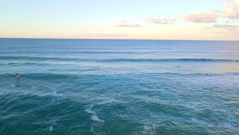 luftaufnahme von surfern, die im blauen ozean surfen - wassersport