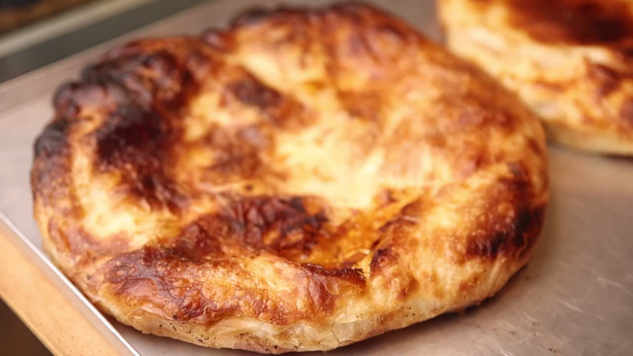 Primer plano de pastelería recién horneada y dorada