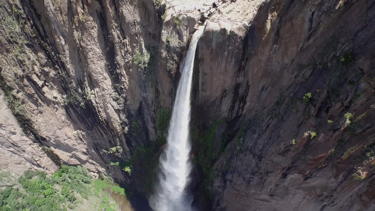 toma aérea de la cascada basaseachi en el cañón candamena, chihuahua